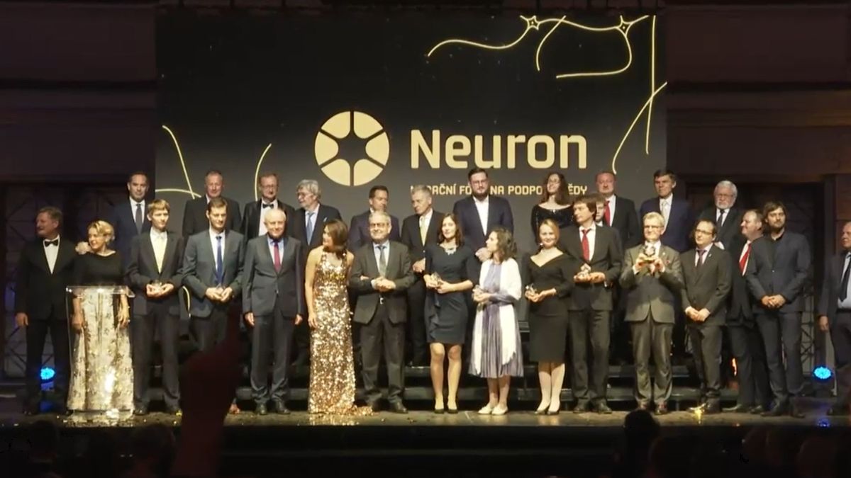 „Sláva Ukrajině“: Cenu Neuron získaly legendy i mladé hvězdy české vědy